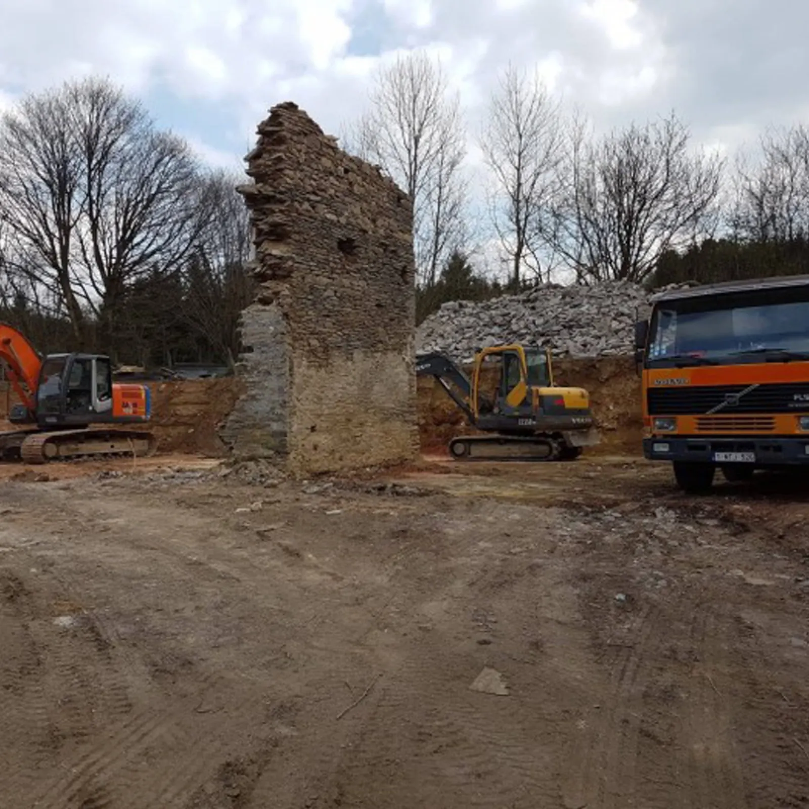 Démolition complète d'une ferme en pierre à Bertrix — Bertrix