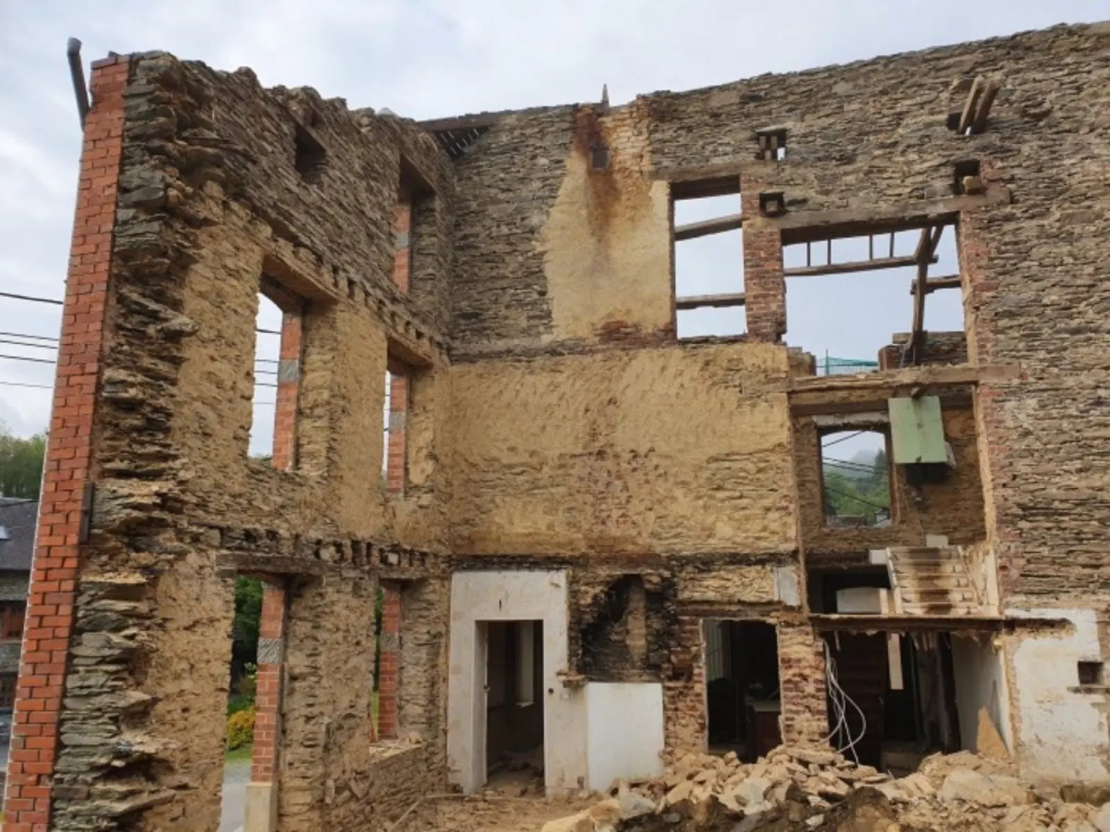 Démontage soigné d'une structure avant recyclage