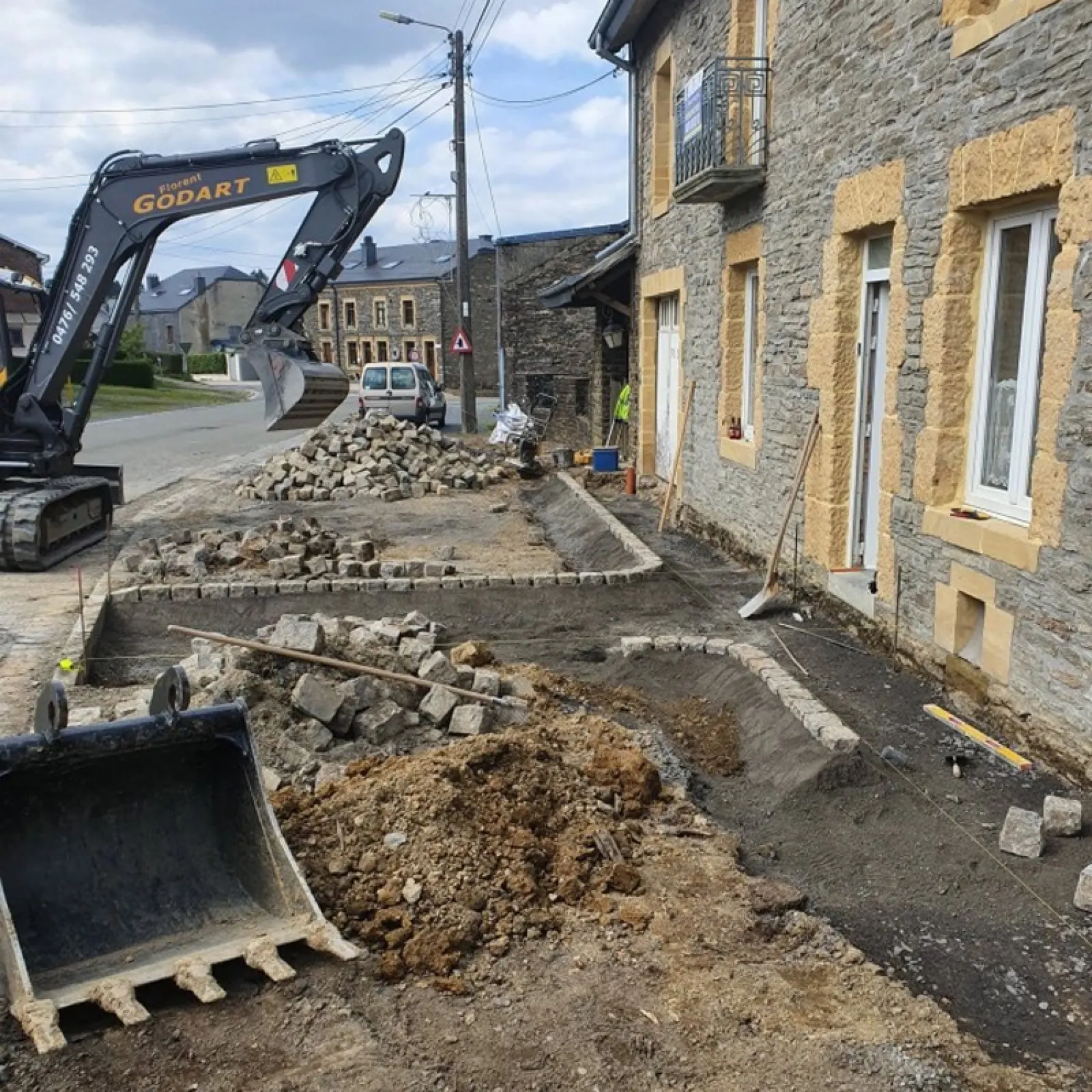Terrassement et aménagement de terrain autour d'une nouvelle construction