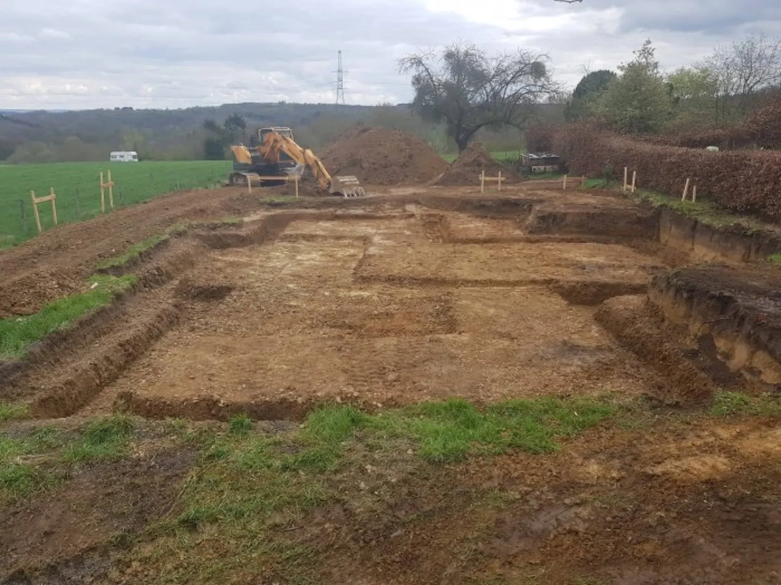 Excavation des fouilles à la pelleteuse en sol rocheux